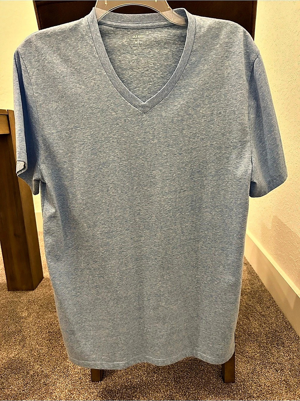 Old Navy V-Neck Tee in Blue Size Medium Like New